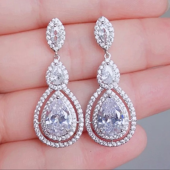 Water Drop Shaped Drop Earrings Simulated Diamonds White Gold Plated - Picture 3 of 5